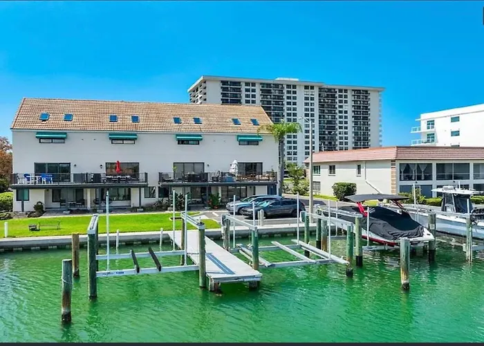 Water Front View Town House. 5 Minutes From Beach! *