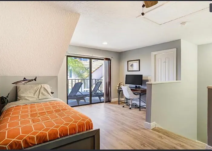 Water Front View Town House. 5 Minutes From Beach! Clearwater Beach