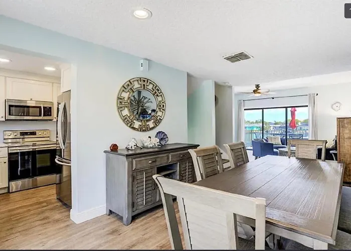 Water Front View Town House. 5 Minutes From Beach!