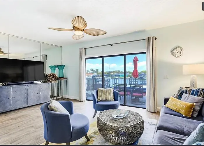 Water Front View Town House. 5 Minutes From Beach! *