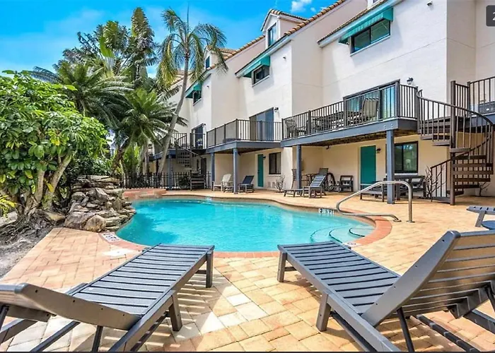 Water Front View Town House. 5 Minutes From Beach! *