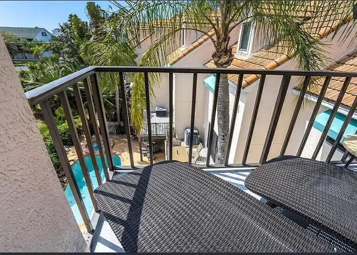 Water Front View Town House. 5 Minutes From Beach!